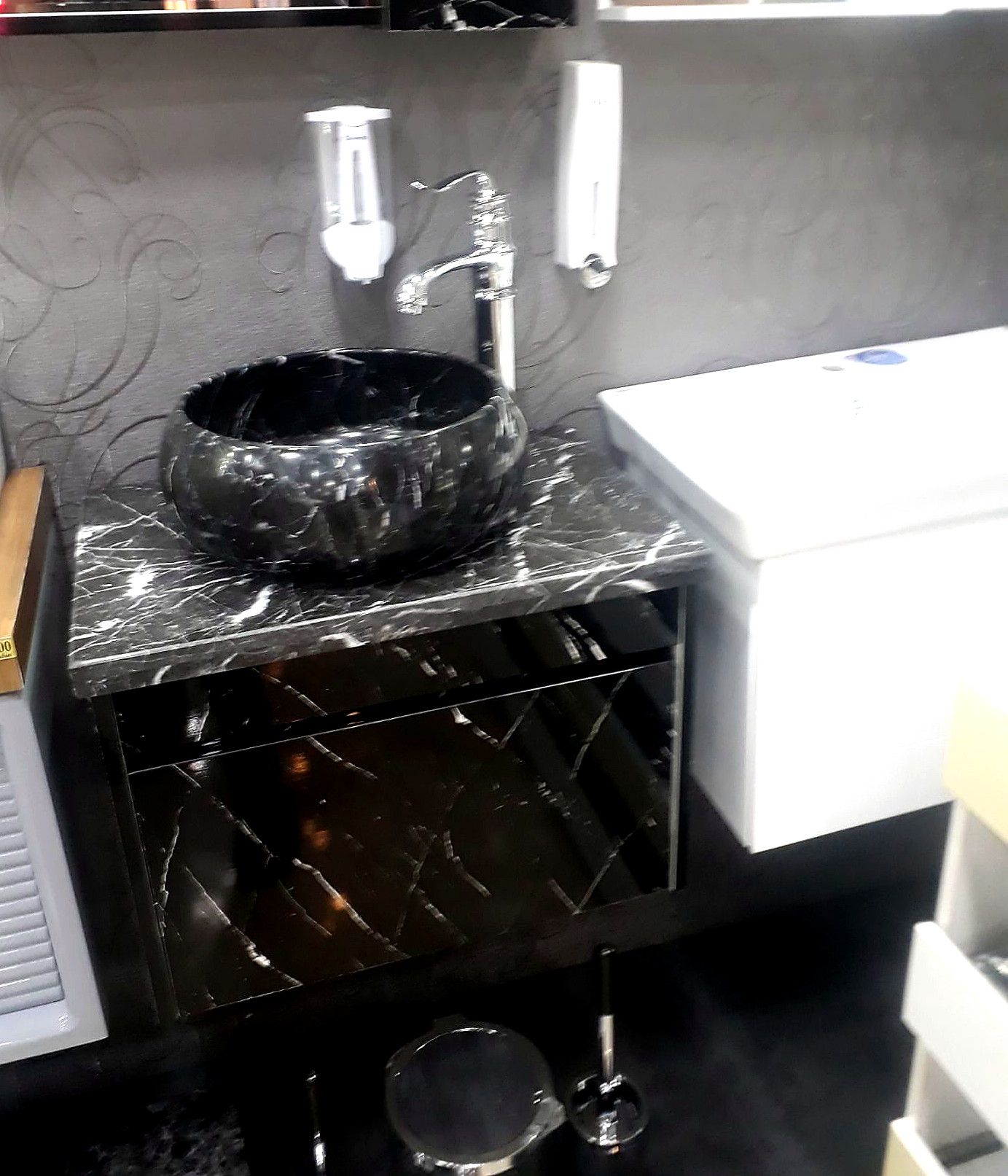 روشویی مرمری و کابینت سرویس، نمونه بازسازی